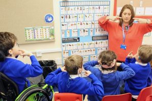 يعاني الصم من تشتت كبير في لغة الإشارة العربية