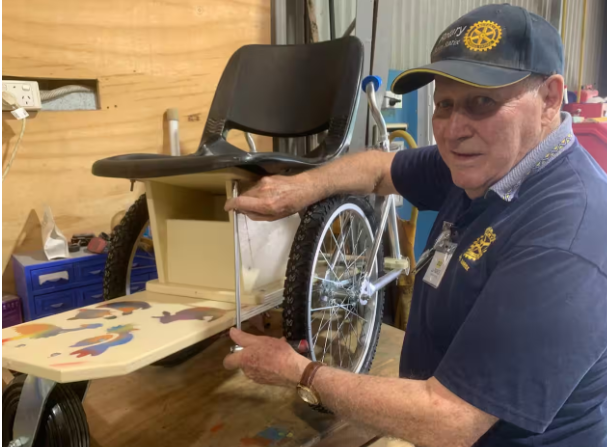 أسترالي يحول الدراجات القديمة إلى كراسي متحركة لذوي الإعاقة