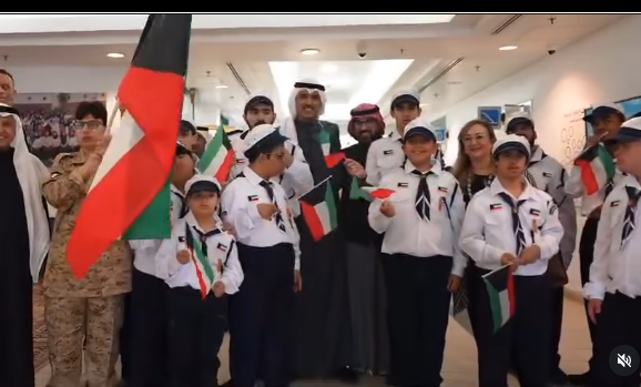 محافظ الأحمدي مع أطفال الجمعية الكويتية لرعاية المعوقين