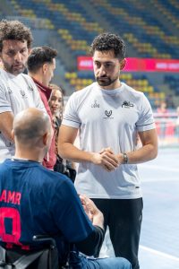 أمير في حوار مع أحد الفائزين