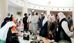 محافظ الأحمدي يتفقد منتجات معرض التأهيل المهني