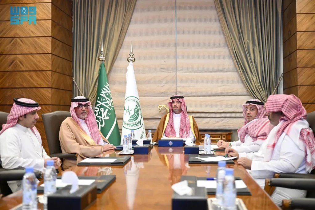 الأمير سعود بن جلوي يطّلع على مشروع النقل العام بالحافلات في جدة