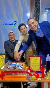 فاطمة واللقاني وإبنهما حمزة اثناء التكريم