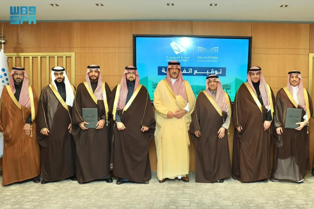 الأمير بندر بن خالد رئيس هيئة الفروسية والأمير عبدالله بن فهد رئيس اتحاد الفروسية وزير التعليم يوسف بن عبدالله البنيان