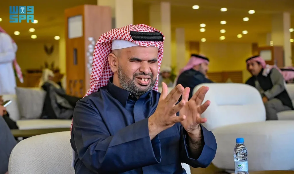 الشاعر السعودي عاشق سباقات الإبل الكفيف سالم المري