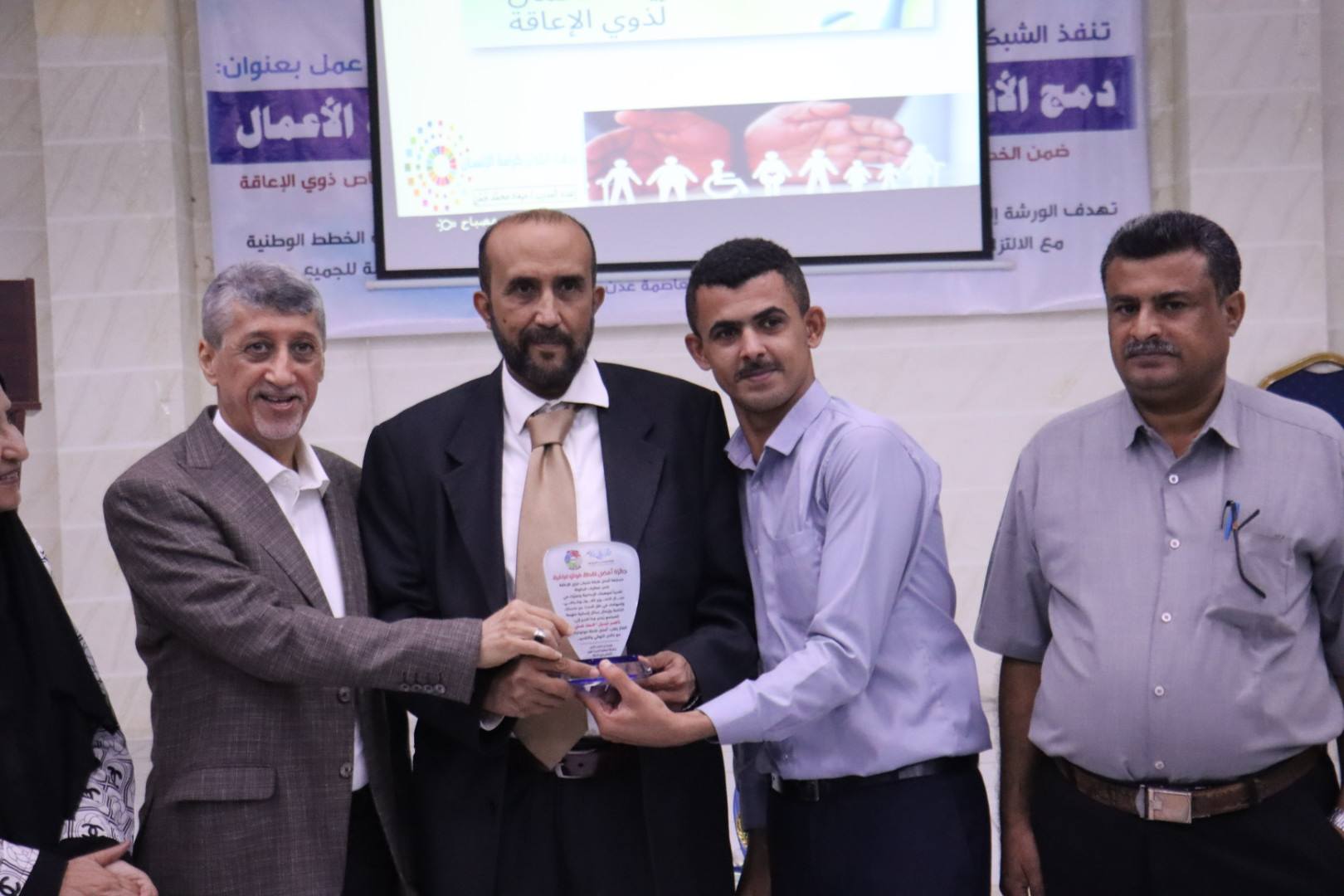 مصور يمني من ذوي الإعاقة يحصد جائزة أفضل صورة