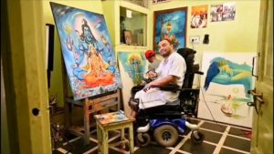 باسانت ساهو يجلس على كرسيه في مرسمه الخاص