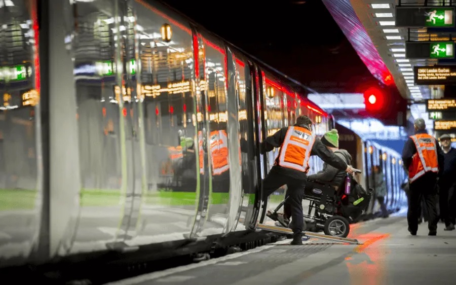 مساعدة ركاب القطارات