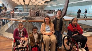 د. إيمان كريم في المتحف المصري مع ذوي الإعاقة