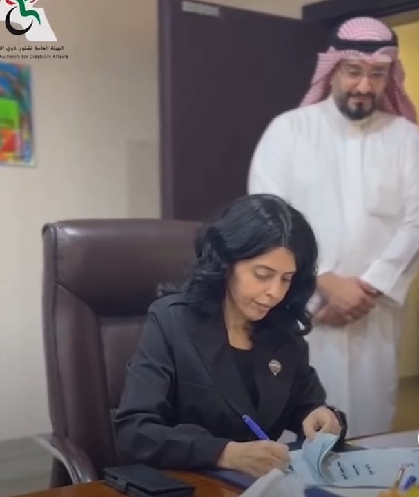 دلال الضاري توقع عقد توريد السماعات الطبية