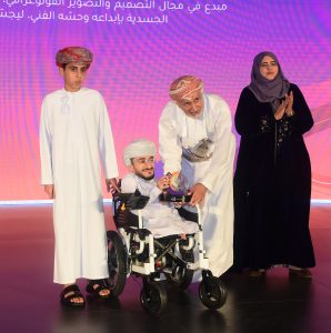 سلطنة عمام تكرم المبدعيم من ذوي الهمم