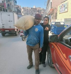 طارق أبو عريضة من ذوي الإعاقة البصرية يعمل شيالا فى مصر