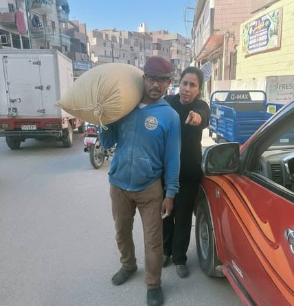 طارق أبو عريضة من ذوي الإعاقة البصرية يعمل شيالا فى مصر