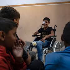 طفل فلسطيني فقد ساقه وعينه إثر العدوان على غزة
