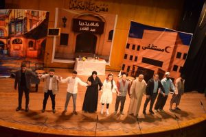 فريق العمل يحيي الجمهور