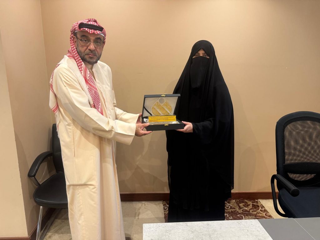 قيس بويوسف يكرم السيدة حنان العنزي رئيس مجلس مؤسسة جسور أثناء زيارتها لجمعية الرحمة
