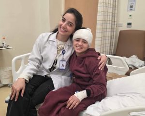 مريم في المستشفى بعد نجاج العملية الجراحية