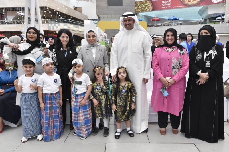 وزير الشؤون مع مدير عام ومسؤولي هيئة الإعاقة والرئيس الفخري لشؤون الاعاقة خلال المعرض