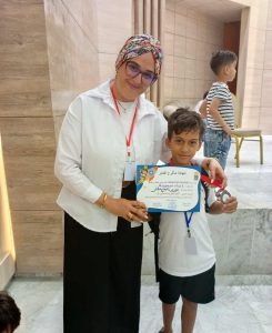 نورس الحاج عمار مع إحدى التلميذات