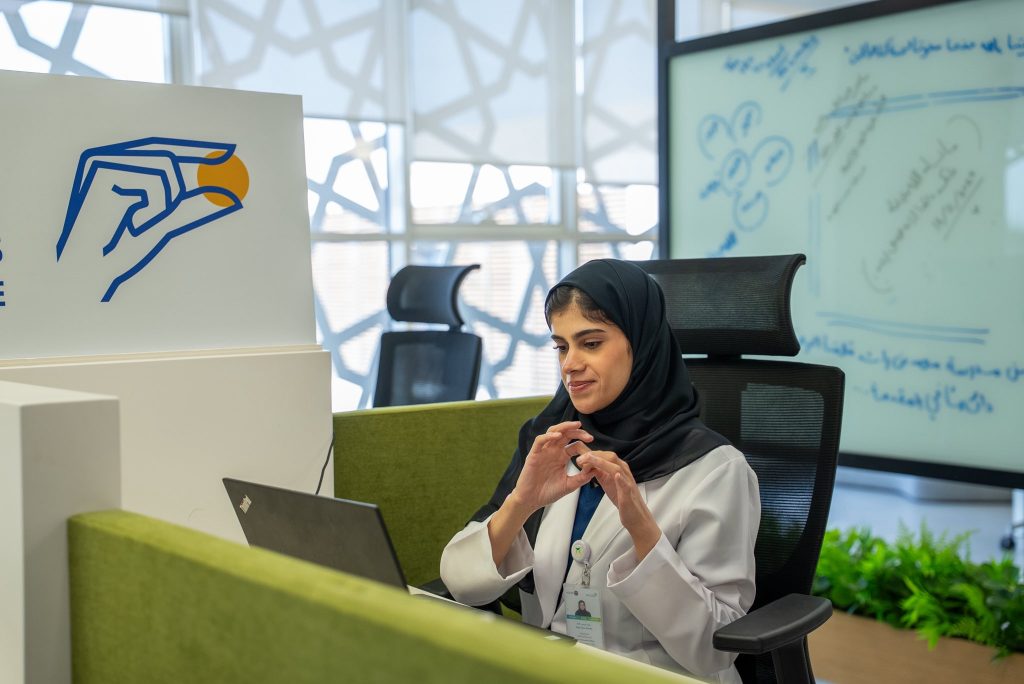 دبي تتواصل بلغة الإشارة