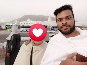 الشاب الأردني بدر بدران، الأبكم الذي استعاد النطق لأول مرة. أثناء طوافه حول الكعبة