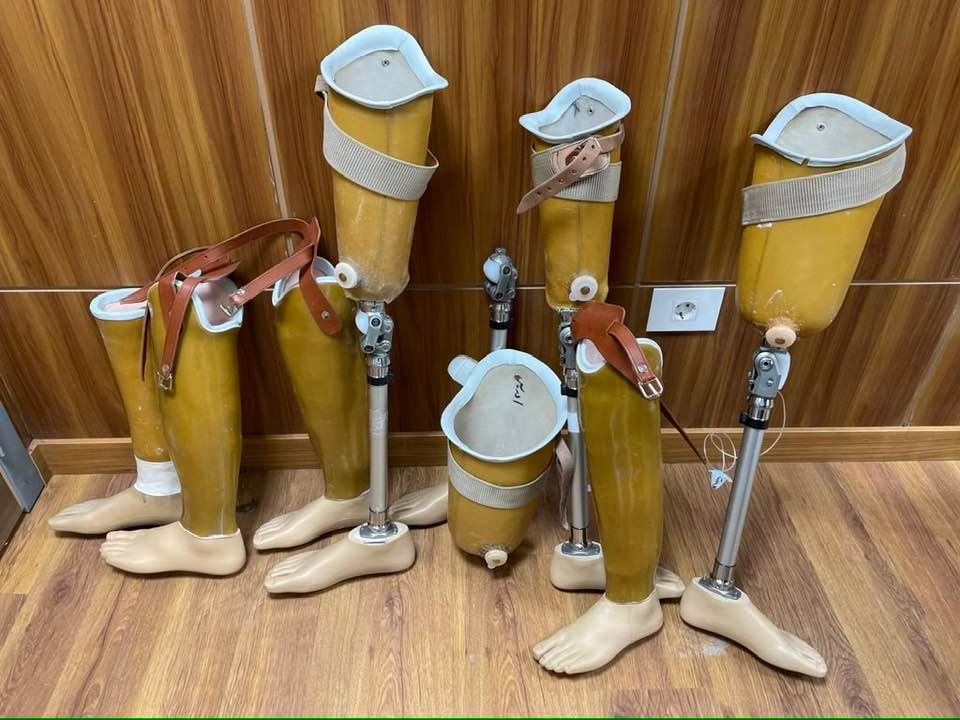 الأجهزة التعويضية والأطراف الصناعية