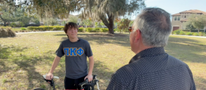 الطالب الأمريكي زاكاري يقود دراجته طوال أسبوعين لدعم قضايا الإعاقة