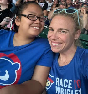 امرأة أمريكية تتبنى طفلة صينية تعاني من اضطراب الفينيل كيتونوريا