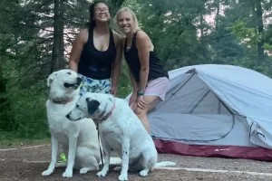 امرأة أمريكية تتبنى طفلة صينية تعاني من اضطراب الفينيل كيتونوريا