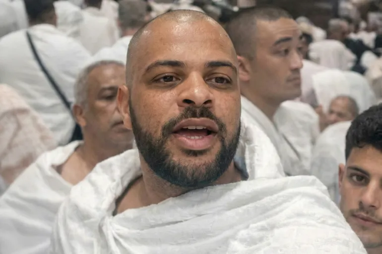 الشاب الأردني بدر بدران، الأبكم الذي استعاد النطق لأول مرة. أثناء طوافه حول الكعبة