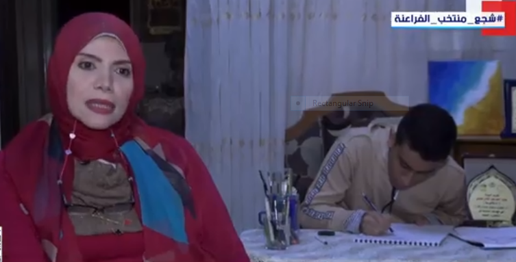 سيدة مصرية مصابة بشلل الأطفال تصنع قصة نجاح بطل رياضي مصاب بالتوحد