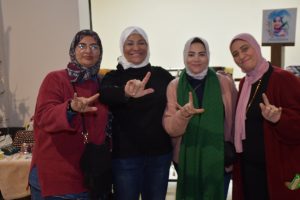 فتيات صم يحتفلن بنجاح المعرض مع رئيس المؤسسة العربية للصم