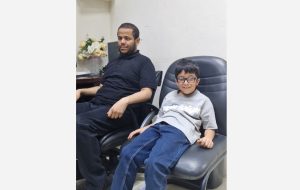 رجل وطفل من فاقدي البصر في البحرين