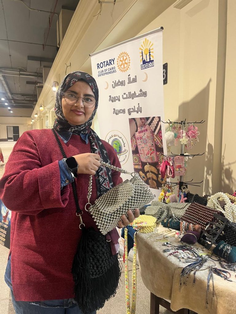 ولاء فتاة صماء تقوم بعرض منتجاتها