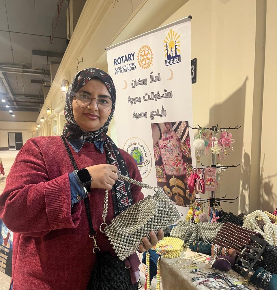 ولاء فتاة صماء تقوم بعرض منتجاتها