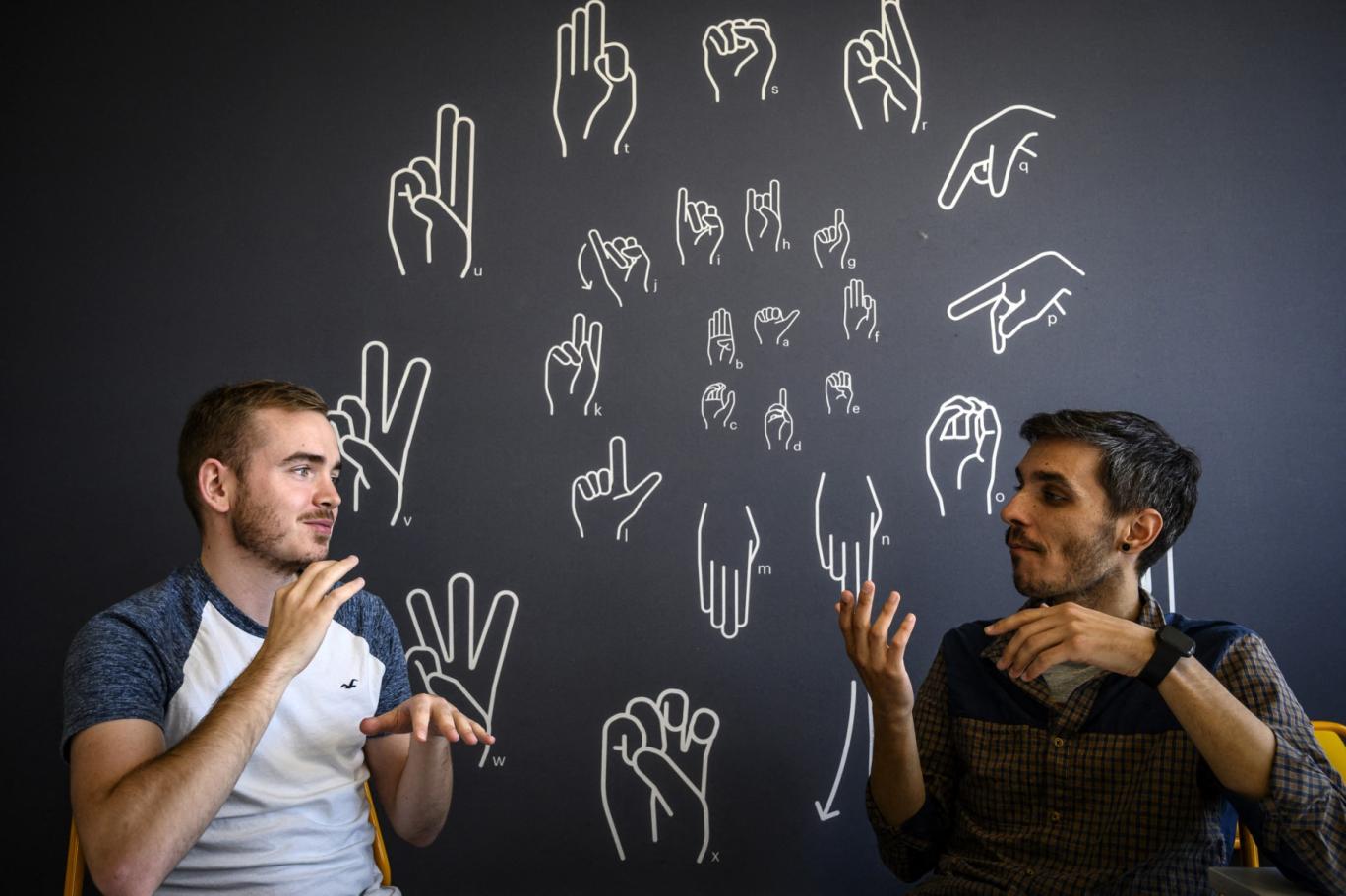 ذوي الإعاقة السمعية