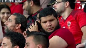 مشجع كفيف في مدرجات أحد الملاعب المصرية يتابع اللقاء عبر الإذاعة