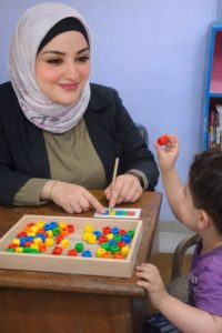 الباحثة مع أحد الأطفال 