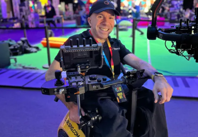 كاميرا على كرسي متحرك