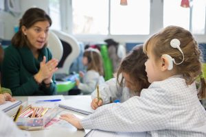 يعتبر الجهاز الخارجي المثبت على الرأس شيئا ملفتا للانتباه والفضول