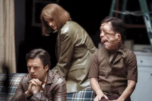 آدم بيرسون مع سيباستيان ستان وريناتا رينسف في فيلم رجل مختلف